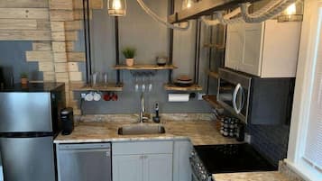 Frigorifero, microonde, forno, piano cottura