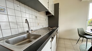 Apartamento | Cozinha americana privada | Cafeteira/chaleira, geladeira grande, micro-ondas, fogão