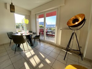 In-room dining - Modern Stylish Spacious Apartment (Esch-sur-Alzette)