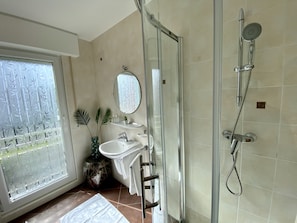 Apartment | Bathroom | Shower, free toiletries, towels, shampoo