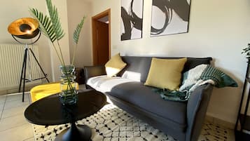 Apartment | Living room | Flat-screen TV
