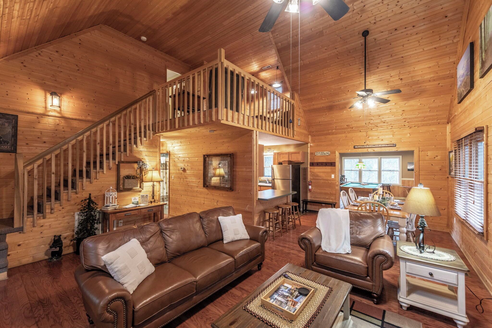 Een televisie en een open haard