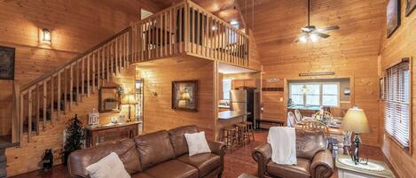 Een televisie en een open haard