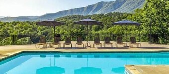 Pool Table ✰Hot Tub ✰Whirlpool Bath ✰Seasonal Swimming ✰3 bdrm/3 bath