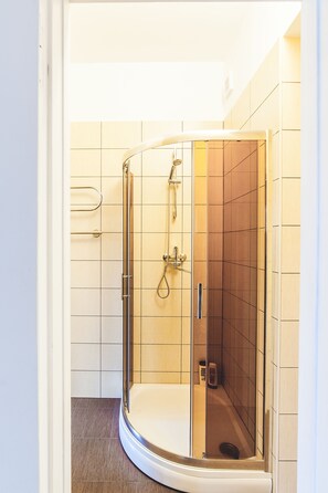 Shower, hair dryer, towels, soap - Miesnieku Old Town Apartment (Rīga)