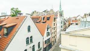Une rue pavée bordée de bâtiments historiques, dont un restaurant appelé « SIAZZA RIVIERA ».