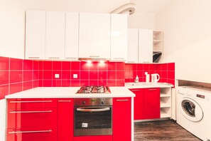 Réfrigérateur, four, plaque de cuisson, cafetière/bouilloire