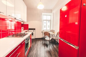 Réfrigérateur, four, plaque de cuisson, cafetière/bouilloire