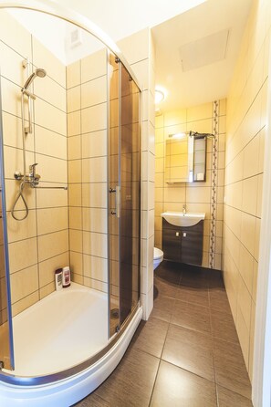 Douche, sèche-cheveux, serviettes fournies, savon
