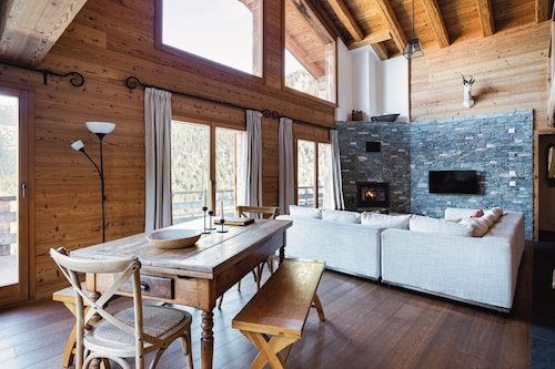 Authentic Swiss Spa Chalet Hot Tub & Sauna