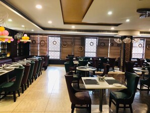 Menyajikan masakan internasional