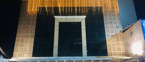 Boendets fasad - kväll/natt