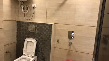 Regadera tipo lluvia, amenidades de baño gratuitas, toallas, jabón