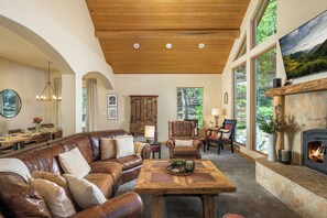 TV, fireplace - Silverheels Lodge🏔Luxury Mountain Chalet🍃25 Acres🌲Double Garage🚙Hot Tub♨️ (Fairplay)