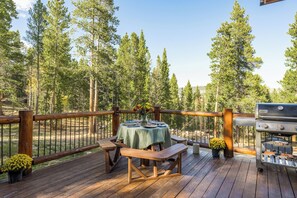 Outdoor dining - Silverheels Lodge🏔Luxury Mountain Chalet🍃25 Acres🌲Double Garage🚙🚙Hot Tub♨️ (Fairplay)