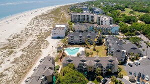 Ein Küstenresort mit Strandhäusern, einem Schwimmbad und einem Golfplatz.