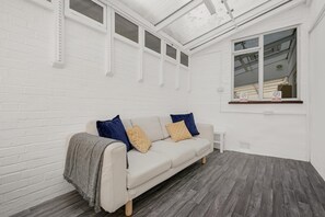 Appartement | Salle de séjour | Téléviseur connecté de 43 po avec télévision numérique, téléviseur