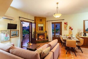 Televisión, chimenea, oficina