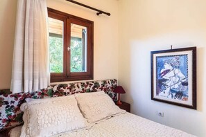 2 habitaciones, tabla de planchar con plancha, cuna de viaje y wifi 