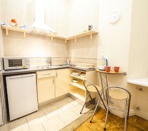Coffee/tea maker, fridge, microwave, stovetop - Fresh two-bedroom apart in the very center of Riga (Riga)