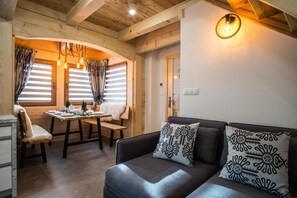 Chalet superior | Sala de estar | Una televisión de pantalla plana