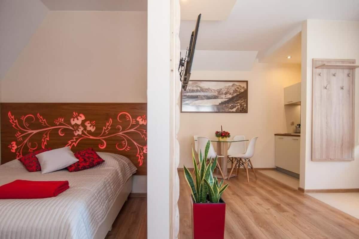 Deluxe Apartment | Living area | Flat-screen TV