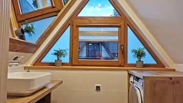 Chalet Supérieur | Salle de bain | Douche, sÚche-cheveux, serviettes fournies