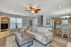 TV, DVD player - Oceanfront 4 Bedroom, 3 Bath with Community Pool (Garden City Beach)