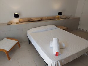 4 bedrooms, travel cot, free WiFi, bed sheets - Casa Ancla between sea and forest swimming pool and free wifi (L'Escala)