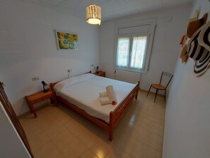 4 室のベッドルーム、旅行用ベビーベッド、WiFi (無料)、ベッドシーツ