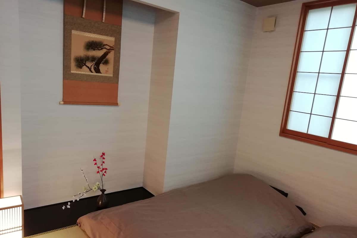 Escritorio, wifi gratis y ropa de cama