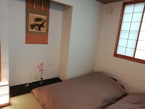 Twin Room, Non Smoking, Shared Bathroom | Desk, free WiFi, bed sheets - B&B Yuigahama (Kamakura)
