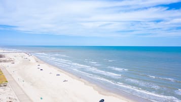Playa en los alrededores y camastros