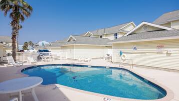 Alberca al aire libre y alberca climatizada