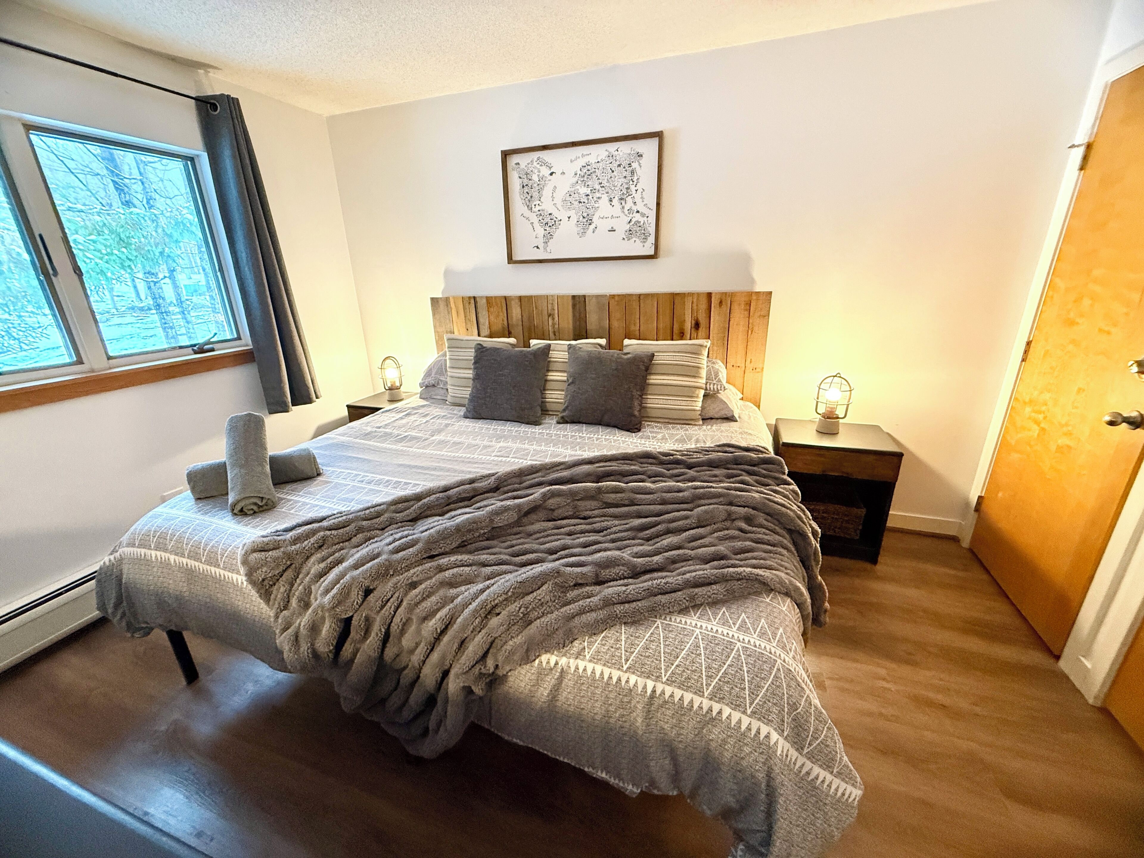 2 habitaciones, escritorio y tabla de planchar con plancha 