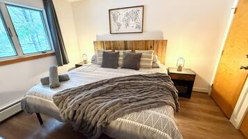 2 habitaciones, escritorio y tabla de planchar con plancha