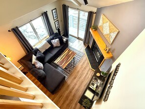 Smart TV, books - Modern Mountain Condo with Spa (Killington)