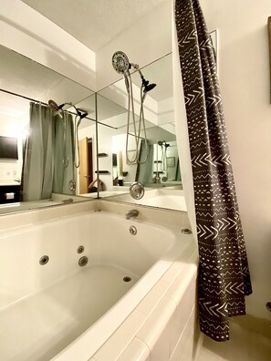 Combined shower/tub, jetted tub, hair dryer, towels