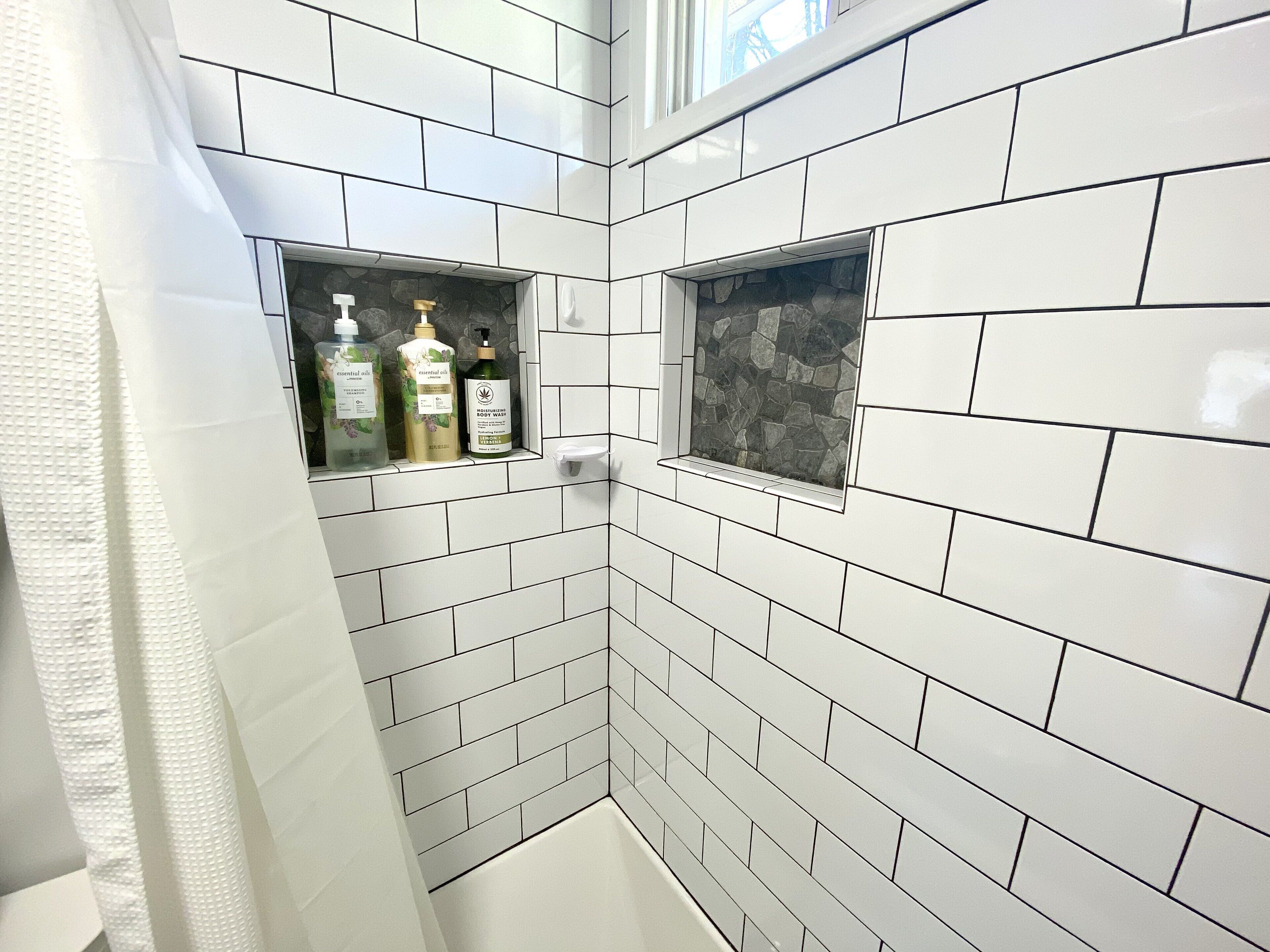 Ensemble baignoire-douche, séchoir à cheveux, serviettes fournies, savon