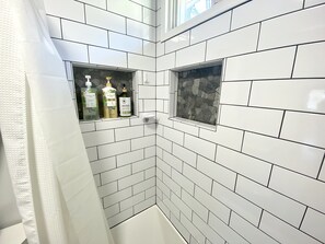 Chuveiro/banheira combinados, secador de cabelo, toalhas de banho 
