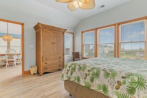 5 bedrooms, desk, iron/ironing board, WiFi (free)