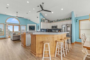 Grand réfrigérateur, micro-ondes, four, plaque de cuisson