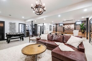 TV, tavolo da calcetto, libri