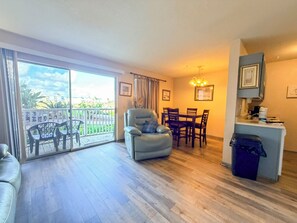 TV - Waterfront Retreat with a Sparkling Tropical Pool and Fishing Dock Access (CORPUS CHRISTI)