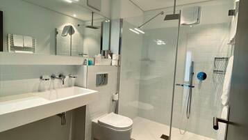 Suite junior | Baño | Ducha, artículos de higiene personal gratuitos y secador de pelo