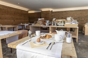 Café da manhã com pratos da culinária local grátis todos os dias