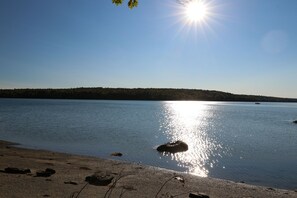 Vlak bij het strand, ligstoelen aan het strand