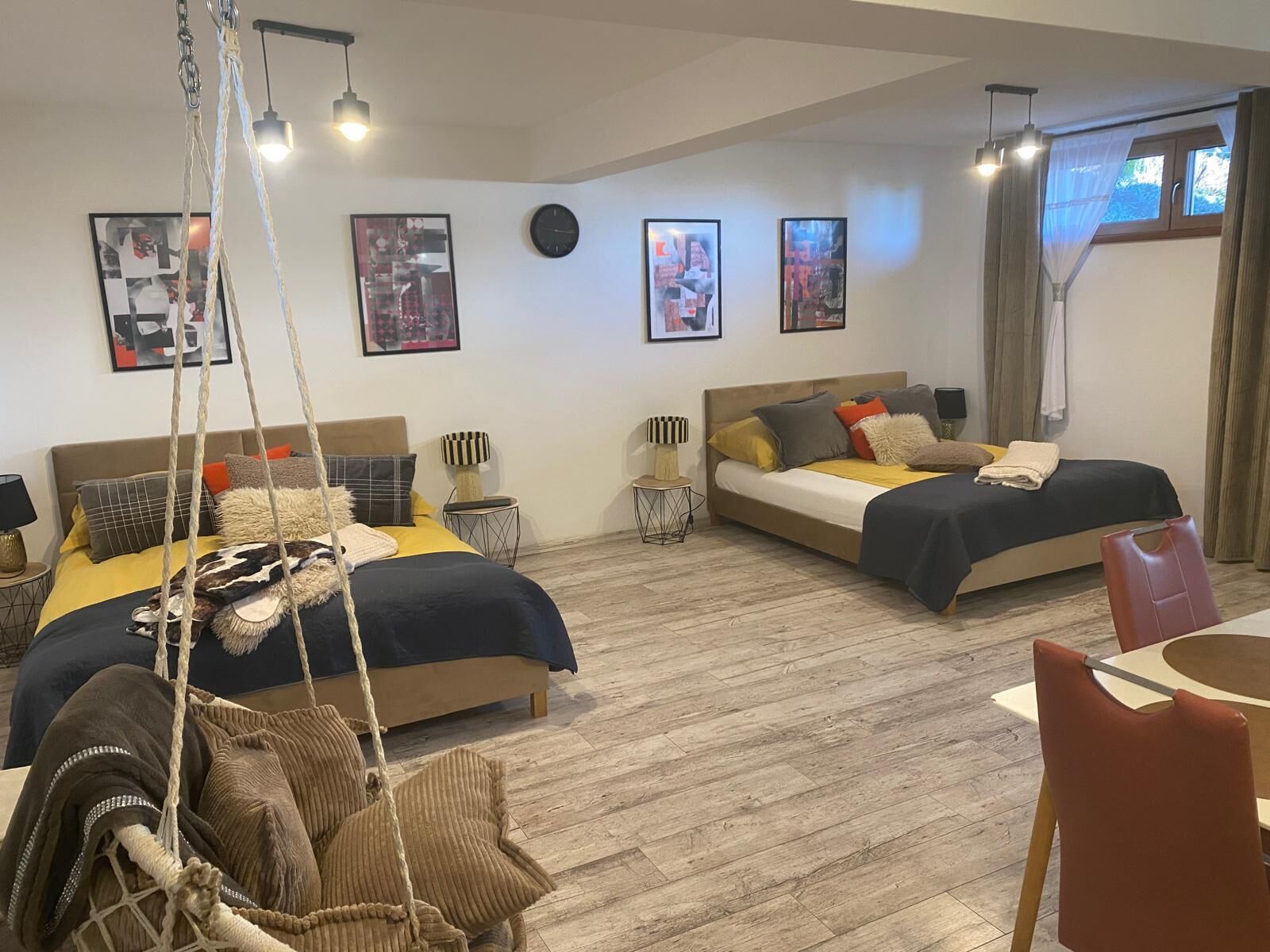 Apartemen Deluks (3) | Didekorasi berbeda-beda, meja kerja, dan ruang kerja ramah laptop