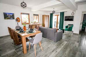 Flat-screen TV, Netflix, streaming services - Apartamenty Dwupoziomowe Dwa Widoki Jacuzzi & Sauna (Poronin)