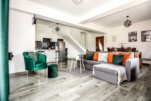 각각 다른 스타일의 인테리어, 책상, 노트북 작업 공간, 무료 WiFi